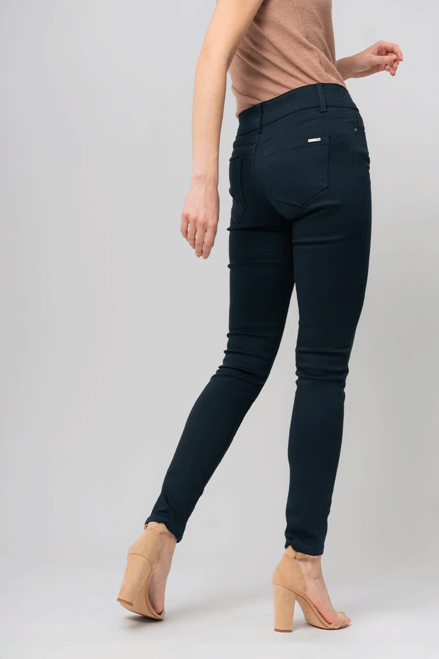 Le jeans étroit sculptant de couleur 2 boutons – Image 2
