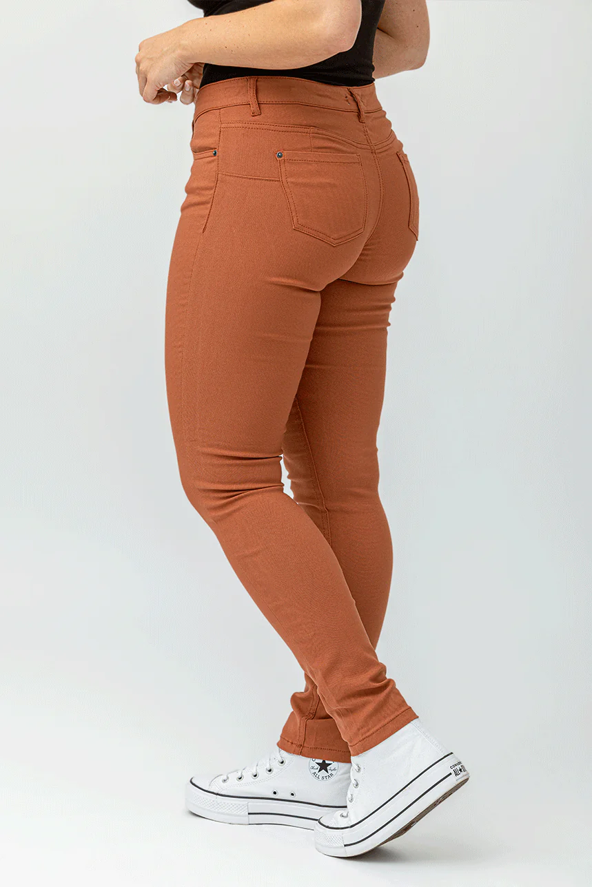 Le jeans étroit sculptant de couleur 2 boutons – Image 4