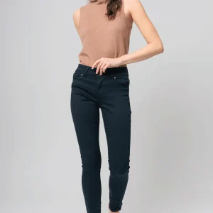 Le jeans étroit sculptant de couleur 2 boutons
