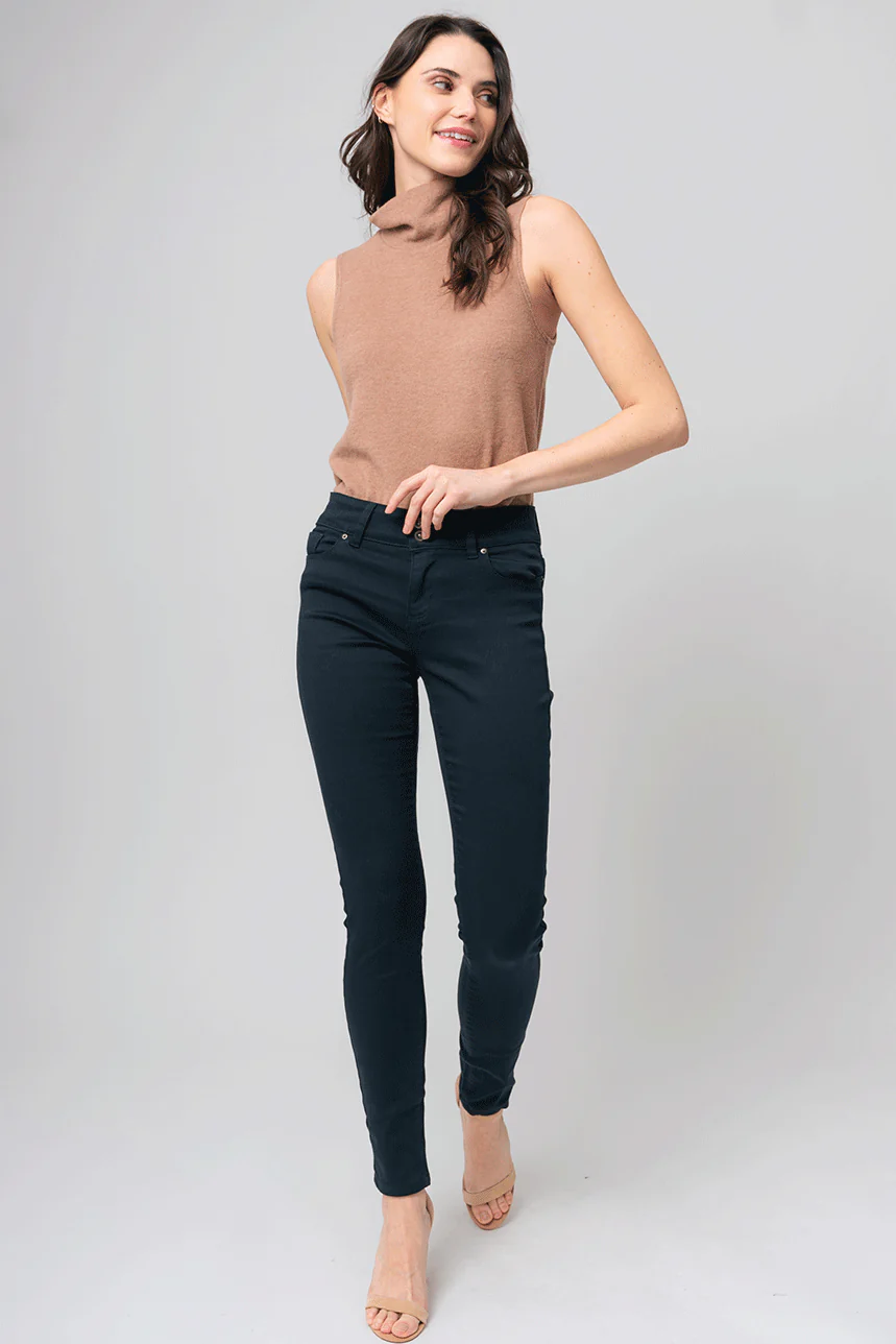 Le jeans étroit sculptant de couleur 2 boutons