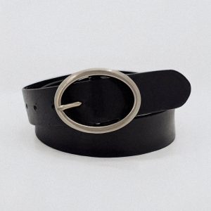 La ceinture en cuir avec boucle ovale pleine