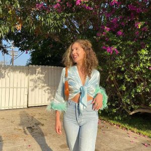 Chemisier en satin bleu à plumes