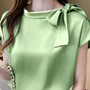 Chemisier en satin manches courte et noué vert sauge