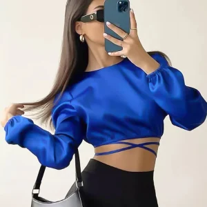 Chemisier en satin crop top bleu roi