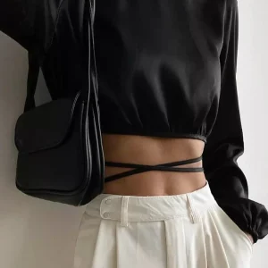 Chemisier en satin crop top noir