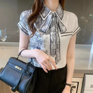 Chemisier en satin noué floral