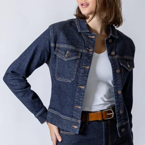 Le manteau en denim bleu foncé