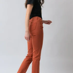 Le jeans droit sculptant de couleur