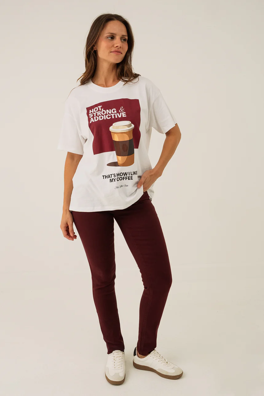 Le jeans étroit coloré sculptant