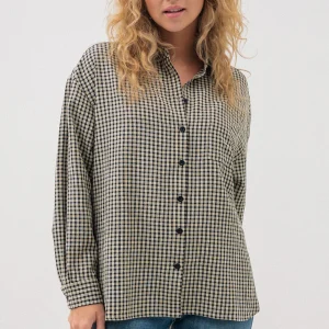 La blouse ample à carreaux