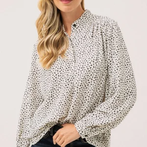 La blouse à motif abstrait blanc et noir