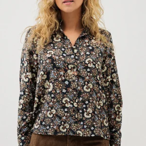 La blouse à motif fleuri inspiré paisley