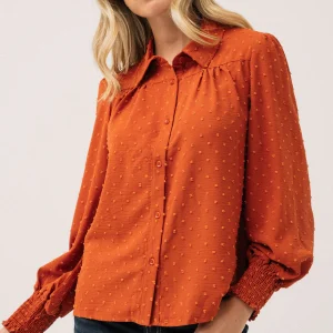 La blouse rouille en tissu “Dotted Swiss”