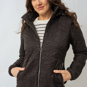 Le manteau léger embossé