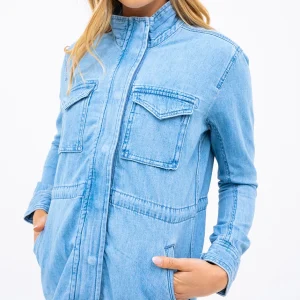 Le manteau en denim zippé
