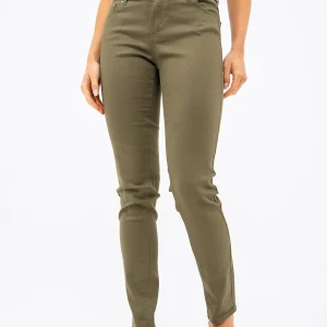 Le jeans étroit coloré sculptant