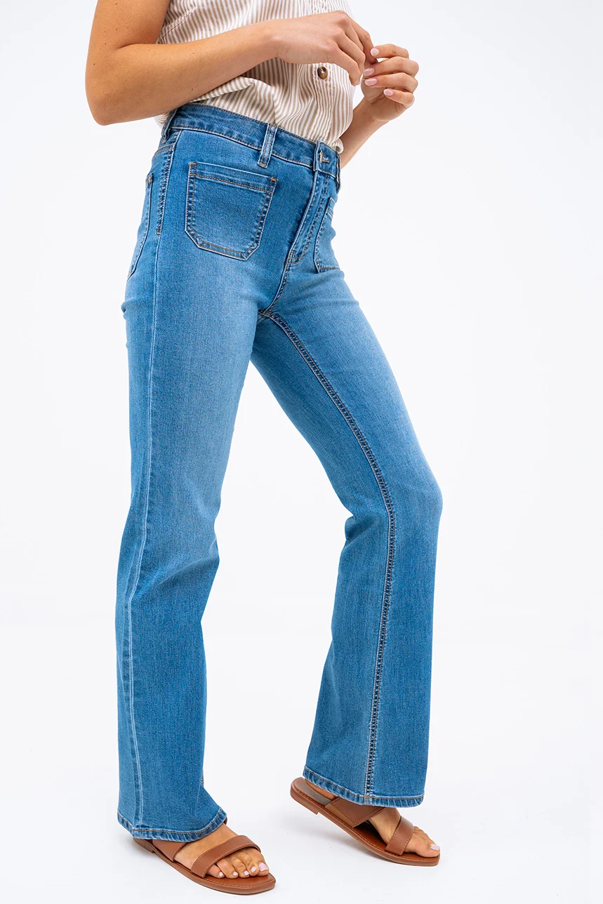 Le jeans bleu semi-évasé | Modèle Estelle – Image 2