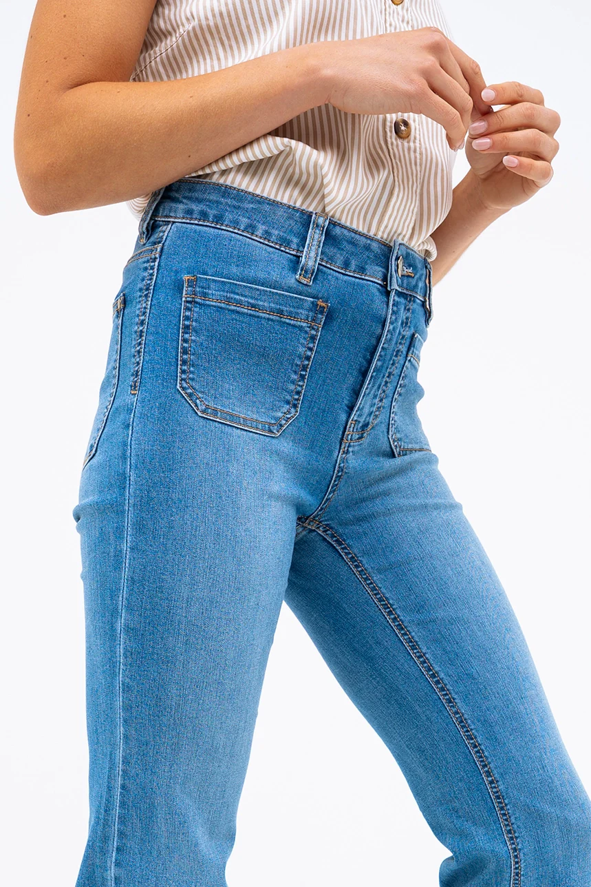 Le jeans bleu semi-évasé | Modèle Estelle – Image 3