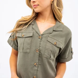 La blouse courte à boutons