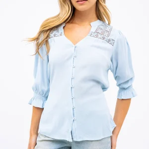 La blouse légère avec dentelle en tricot