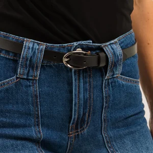 La ceinture mince en cuir classique avec boucle ovale