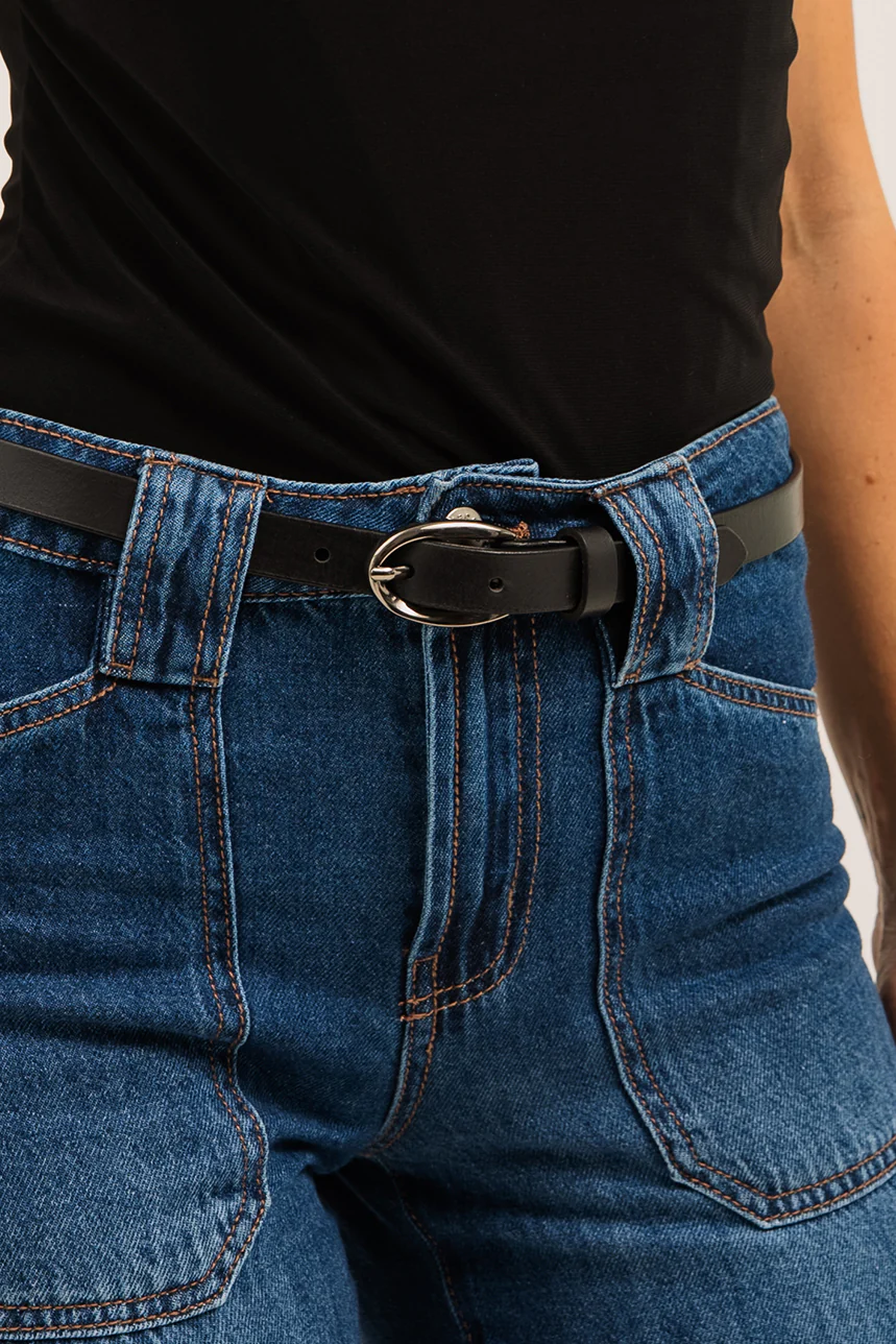 La ceinture mince en cuir classique avec boucle ovale