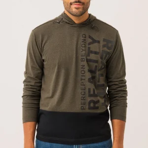 Le chandail à capuche avec empiècement au bas à l’avant