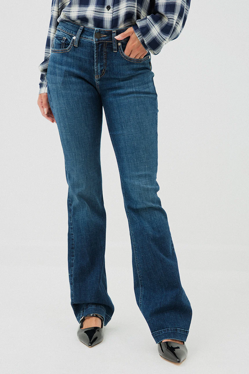 Le jeans Silver | Modèle Suki Curvy Mid Rise Bootcut – Image 2
