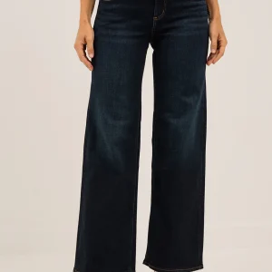 Le jeans foncé à jambe large