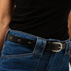 La ceinture en cuir mince avec rivets